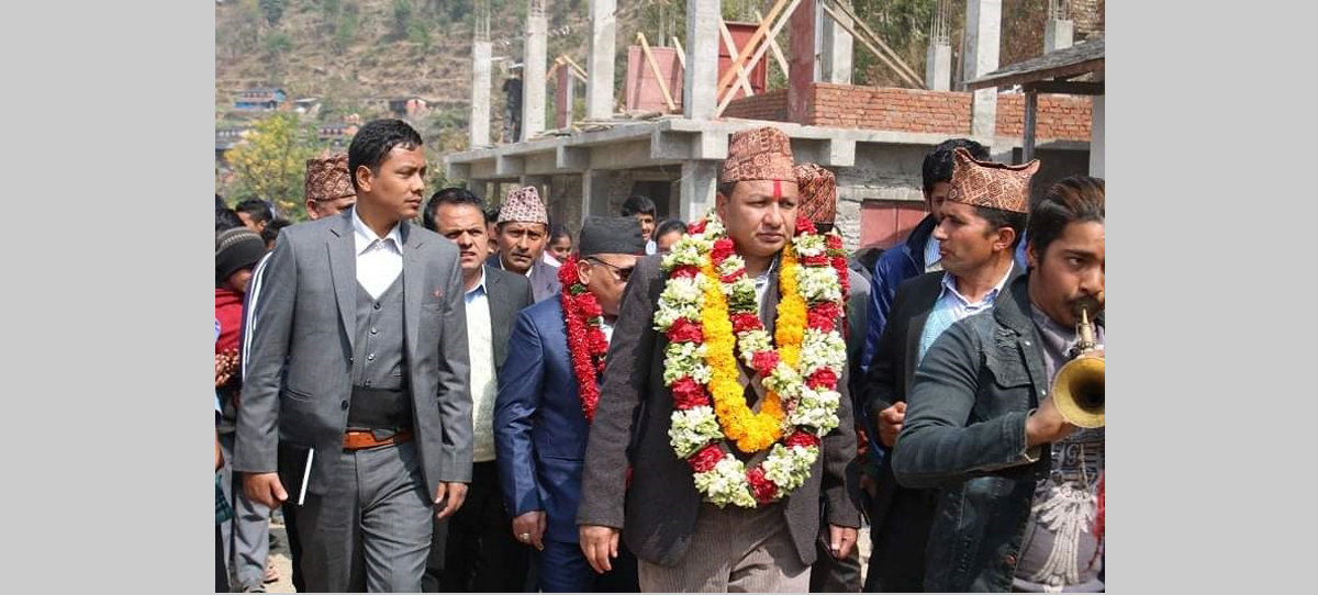 व्यक्तिगत सुरक्षा अधिकृत (पिएसओ) को साथमा ढोरपाटन नगरपालिकाका मेयर देवकुमार नेपाली। तस्बिर: मेयर नेपालीको फेसबुकबाट।